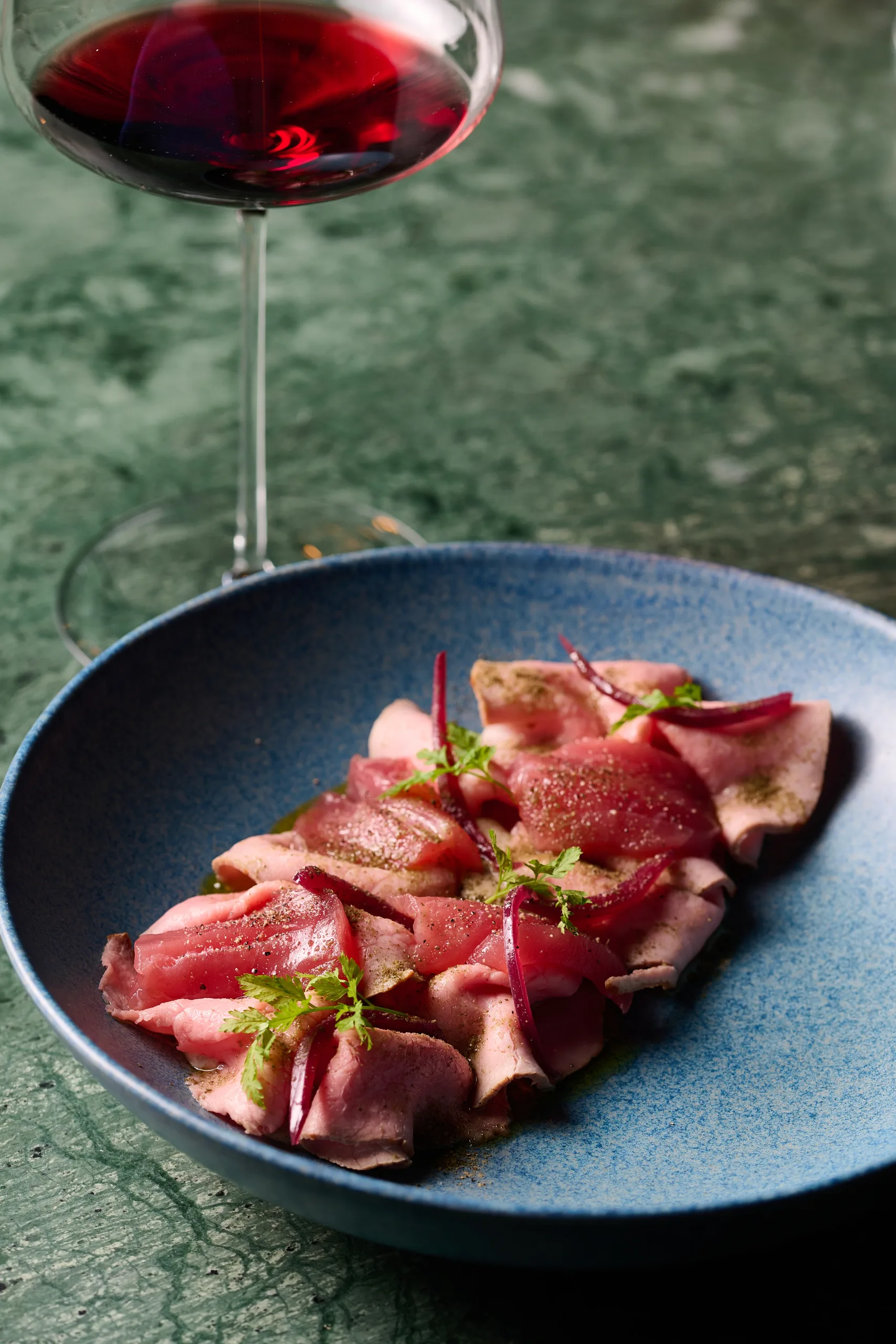 Vitello Tonnato, dünn geschnittenes Kalbsfilet mit Thunfisch und einer cremigen Sauce