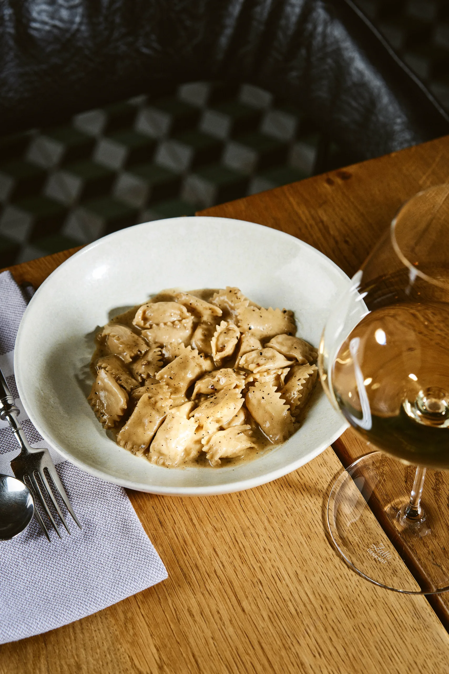 Ravioli Cacio e Pepe, gefüllt mit Kalbfleisch
